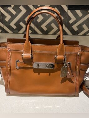 Coach Swagger 27 Carryall en Rainbow Stitch Leather.